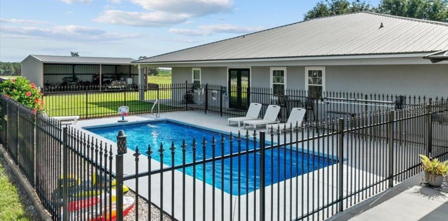 House in High Springs, Florida 3 bedrooms, 250.84 sq.m. № 1683146