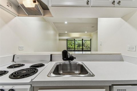 Condo in Palm Harbor, Florida, 1 bedroom  № 1780585 - photo 5