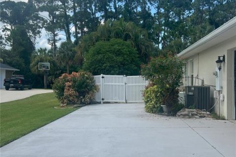 House in Palm Bay, Florida 4 bedrooms, 239.5 sq.m. № 1852953 - photo 7