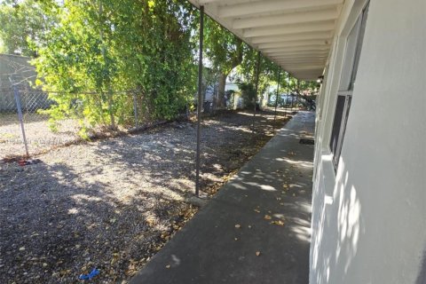 Casa en alquiler en Fort Lauderdale, Florida, 1 dormitorio, 180.51 m2 № 1854920 - foto 2