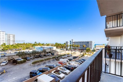 Copropriété à vendre à Pompano Beach, Floride: 1 chambre, 68.56 m2 № 1705264 - photo 17