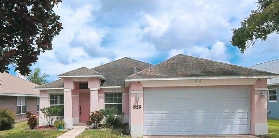 House in Edgewater, Florida 4 bedrooms, 156.63 sq.m. № 1915009