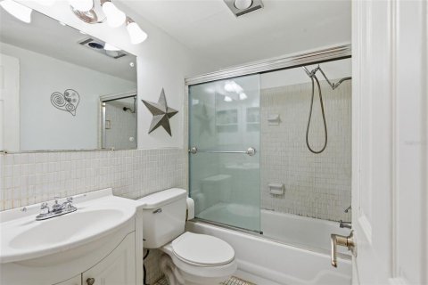Condo in Saint Petersburg, Florida, 1 bedroom  № 2102817 - photo 11
