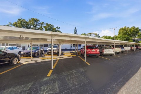 Condo in Saint Petersburg, Florida, 1 bedroom  № 2102817 - photo 12