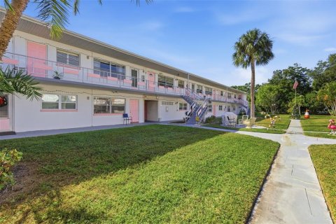 Condo in Saint Petersburg, Florida, 1 bedroom  № 2102817 - photo 13