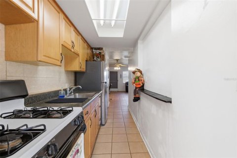 Condo in Saint Petersburg, Florida, 1 bedroom  № 2102817 - photo 5