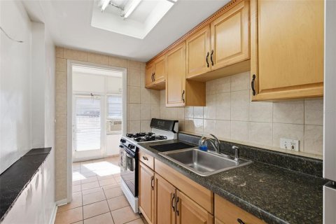 Condo in Saint Petersburg, Florida, 1 bedroom  № 2102817 - photo 6