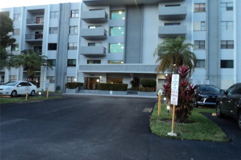 Condo in Hallandale Beach, Florida, 2 bedrooms  № 2042158