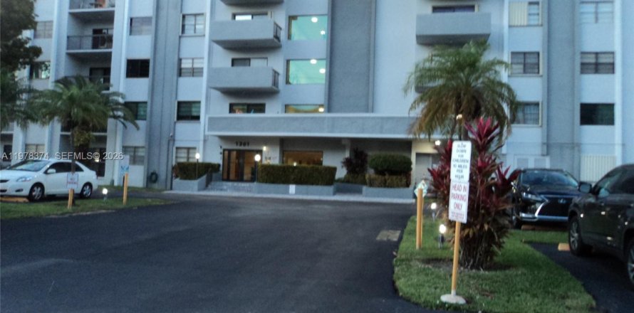 Condo in Hallandale Beach, Florida, 2 bedrooms  № 2042158