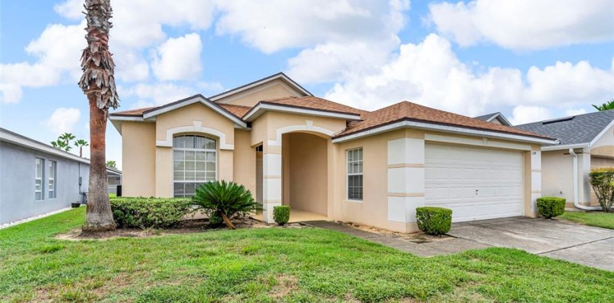 House in Davenport, Florida 3 bedrooms, 145.95 sq.m. № 1915064