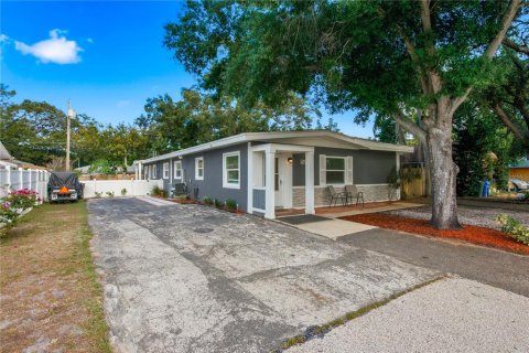 Commercial property in Dunedin, Florida 6 bedrooms, 221.85 sq.m. № 2234355