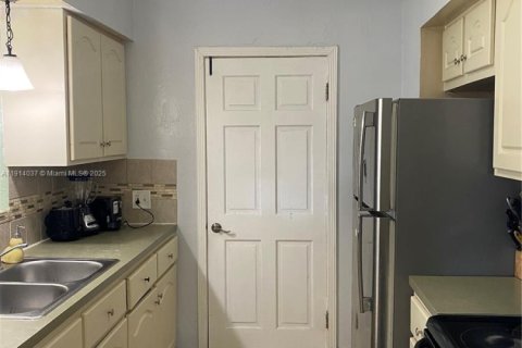 Casa en venta en Miami, Florida, 4 dormitorios, 158.4 m2 № 1969519 - foto 6