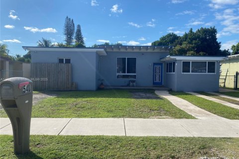 Casa en venta en Miami, Florida, 4 dormitorios, 158.4 m2 № 1969519 - foto 1