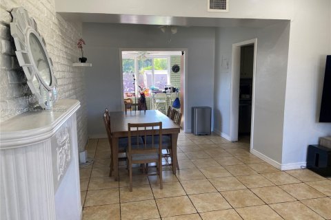 Casa en venta en Miami, Florida, 4 dormitorios, 158.4 m2 № 1969519 - foto 3