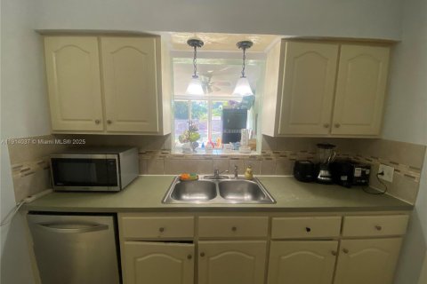 Casa en venta en Miami, Florida, 4 dormitorios, 158.4 m2 № 1969519 - foto 7