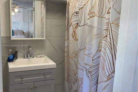 Casa en venta en Miami, Florida, 4 dormitorios, 158.4 m2 № 1969519 - foto 13