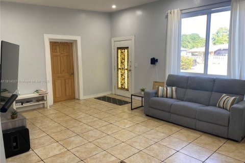Casa en venta en Miami, Florida, 4 dormitorios, 158.4 m2 № 1969519 - foto 5
