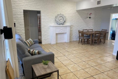 Casa en venta en Miami, Florida, 4 dormitorios, 158.4 m2 № 1969519 - foto 2