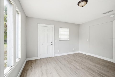 House in Tampa, Florida 3 bedrooms, 80.27 sq.m. № 2201845 - photo 12