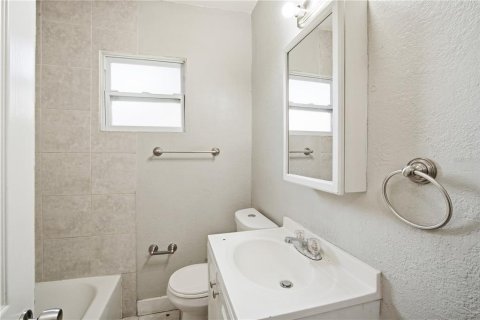 House in Tampa, Florida 3 bedrooms, 80.27 sq.m. № 2201845 - photo 13