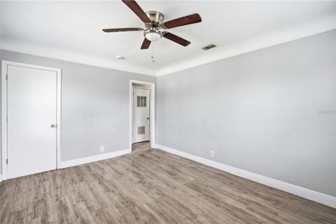 House in Tampa, Florida 3 bedrooms, 80.27 sq.m. № 2201845 - photo 7