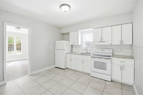 House in Tampa, Florida 3 bedrooms, 80.27 sq.m. № 2201845 - photo 5