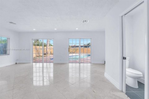 Casa en venta en Hollywood, Florida, 3 dormitorios, 144.74 m2 № 1938585 - foto 12