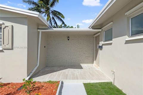 Villa ou maison à vendre à Miami, Floride: 3 chambres, 141.3 m2 № 2429748 - photo 2