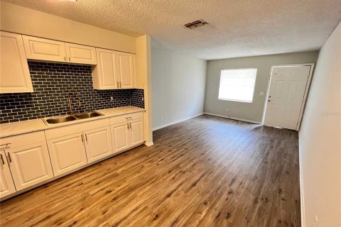 Propiedad comercial en venta en Tampa, Florida, 6 dormitorios, 159.33 m2 № 2399520 - foto 6