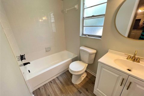 Propiedad comercial en venta en Tampa, Florida, 6 dormitorios, 159.33 m2 № 2399520 - foto 4