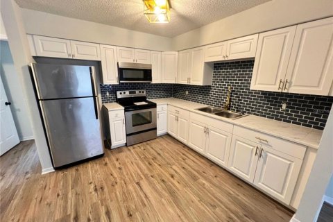 Propiedad comercial en venta en Tampa, Florida, 6 dormitorios, 159.33 m2 № 2399520 - foto 8