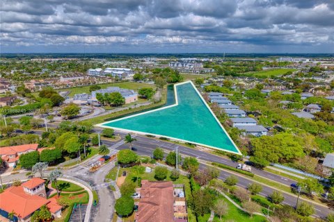 Commercial property in Miami, Florida № 2051323