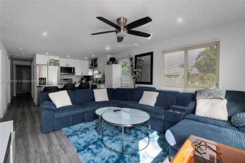 Casa en venta en Pompano Beach, Florida, 6 dormitorios, 96.15 m2 № 1969317 - foto 13