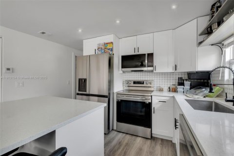 Casa en venta en Pompano Beach, Florida, 6 dormitorios, 96.15 m2 № 1969317 - foto 18