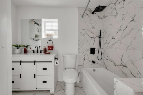 Casa en venta en Pompano Beach, Florida, 6 dormitorios, 96.15 m2 № 1969317 - foto 24