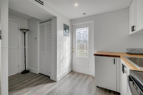 Casa en venta en Pompano Beach, Florida, 6 dormitorios, 96.15 m2 № 1969317 - foto 2