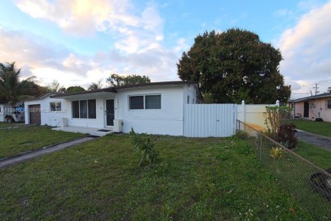 Casa en venta en Miami Gardens, Florida, 4 dormitorios, 146.32 m2 № 2057998 - foto 3