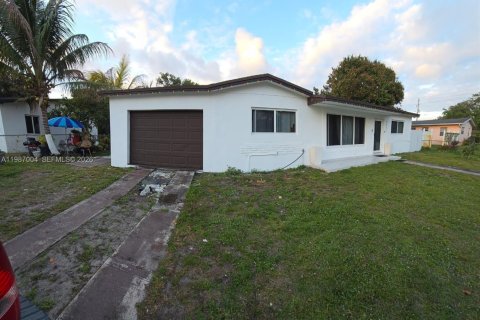 Casa en venta en Miami Gardens, Florida, 4 dormitorios, 146.32 m2 № 2057998 - foto 2