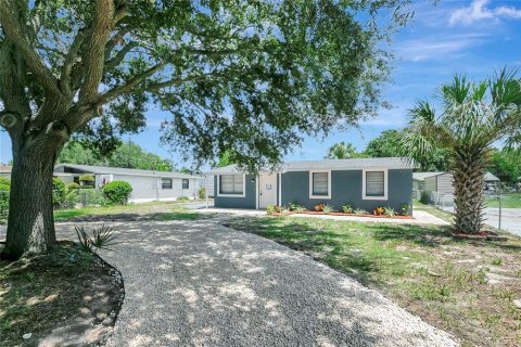 Casa en venta en Tampa, Florida, 3 dormitorios, 79.06 m2 № 1885539 - foto 1