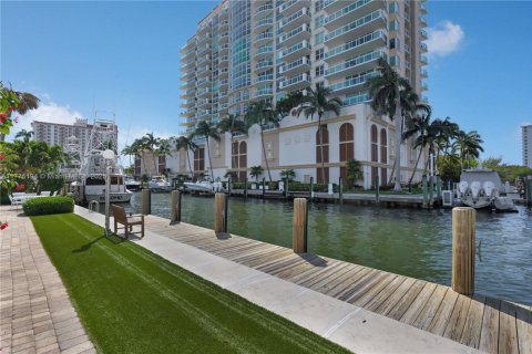 Condo in Fort Lauderdale, Florida, 2 bedrooms  № 1708624 - photo 12