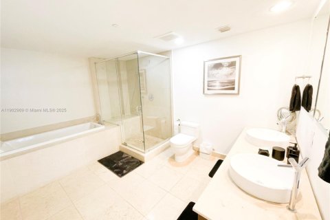 Condo in Miami, Florida, 2 bedrooms  № 2060753 - photo 11