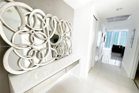 Condo in Miami, Florida, 2 bedrooms  № 2060753 - photo 3