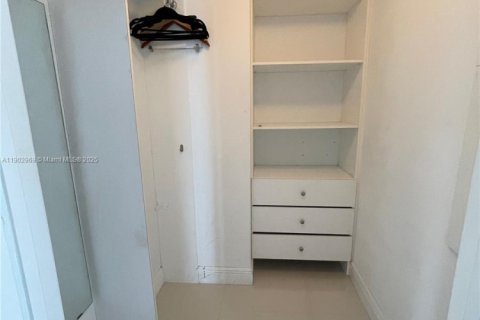 Condo in Miami, Florida, 2 bedrooms  № 2060753 - photo 18
