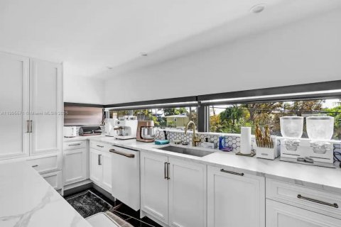 Villa ou maison à louer à Key Largo, Floride: 5 chambres, 359.35 m2 № 1956223 - photo 15