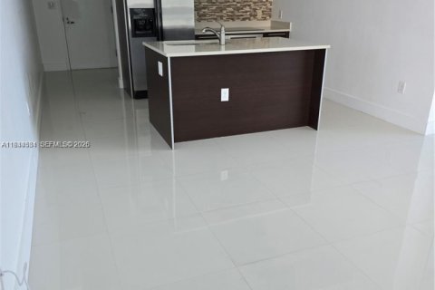 Condo in Miami, Florida, 1 bedroom  № 2001946 - photo 6