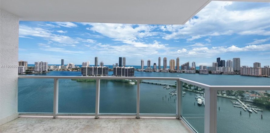 Condominio en Aventura, Florida, 3 dormitorios № 1964233