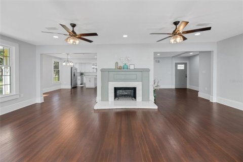 House in Leesburg, Florida 4 bedrooms, 247.58 sq.m. № 2208693 - photo 9