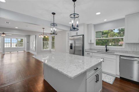 House in Leesburg, Florida 4 bedrooms, 247.58 sq.m. № 2208693 - photo 17