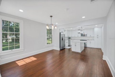 House in Leesburg, Florida 4 bedrooms, 247.58 sq.m. № 2208693 - photo 11