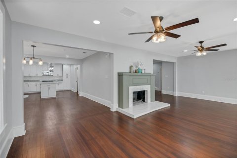 House in Leesburg, Florida 4 bedrooms, 247.58 sq.m. № 2208693 - photo 20